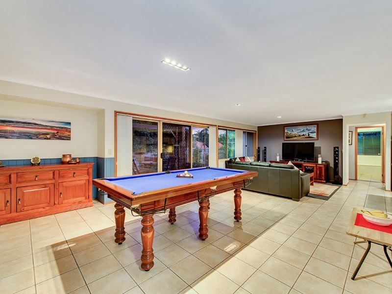 9 Lakeside Cr, Forest Lake QLD 4078