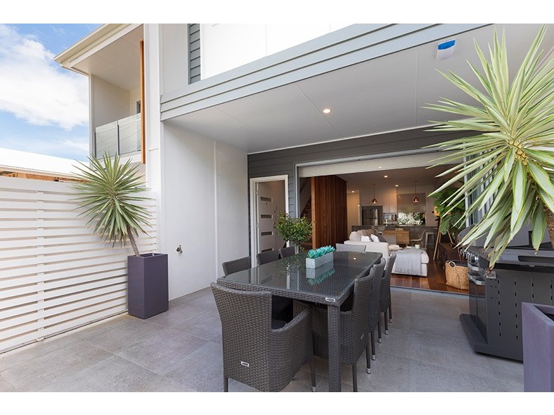 2/15 Brinawa Street, Camp Hill QLD 4152