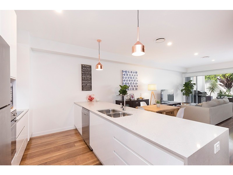 2/15 Brinawa Street, Camp Hill QLD 4152