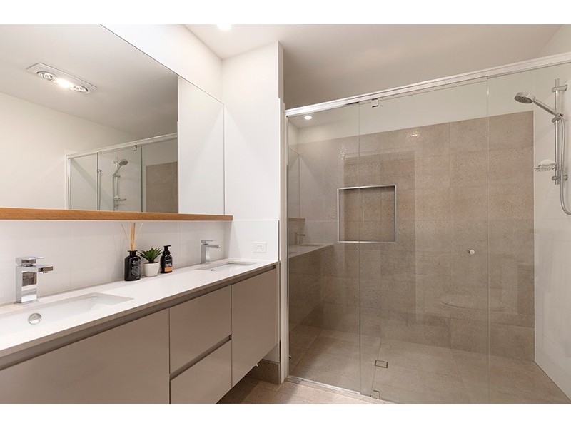 2/15 Brinawa Street, Camp Hill QLD 4152