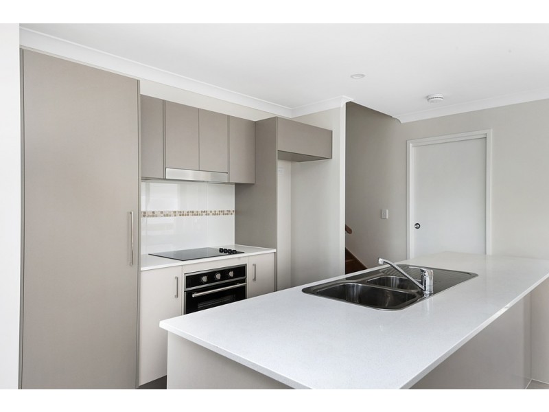 3/2 Lakes Entrance Drive, Springfield Lakes QLD 4300