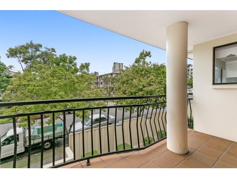 2/11 Holland Street, Toowong QLD 4066