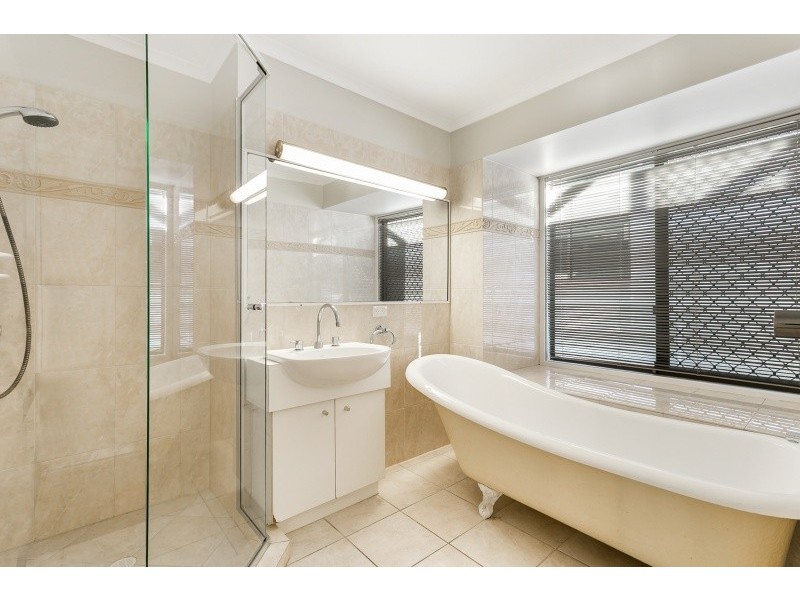 5 Thiesfield Street, Fig Tree Pocket QLD 4069