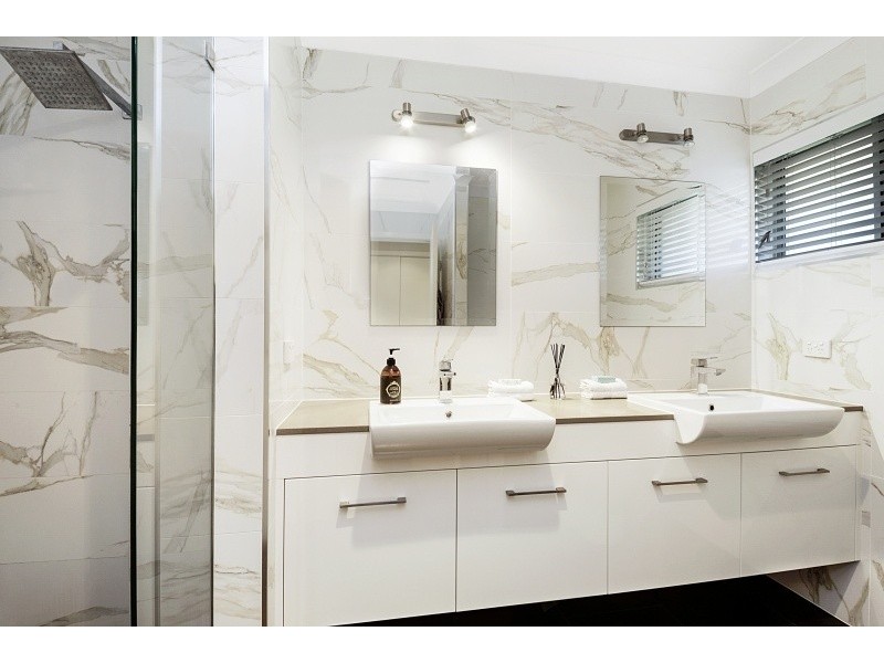 20 Scenic Road, Kenmore QLD 4069