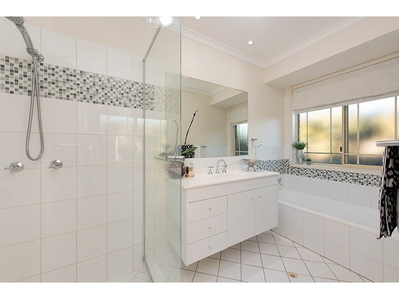 24 Drysdale Crescent, Brookfield QLD 4069