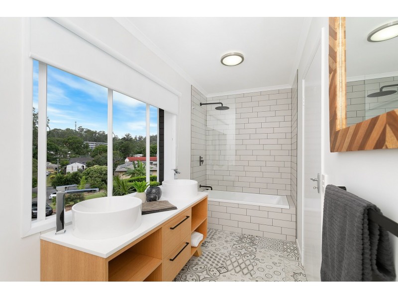 10 Caber St, Kenmore QLD 4069
