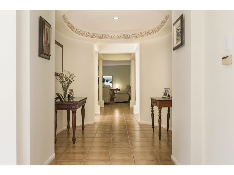 2 Glen Ct, Kenmore QLD 4069