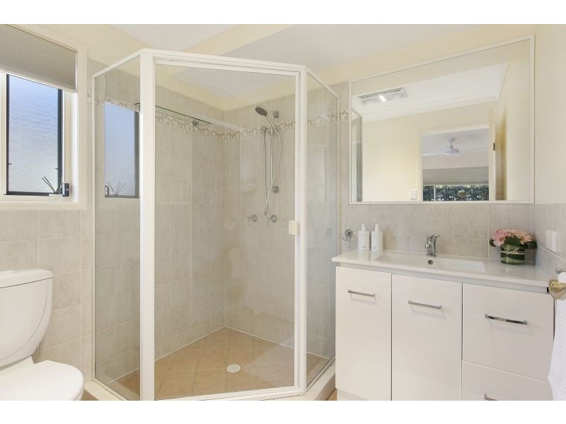 2 Glen Ct, Kenmore QLD 4069