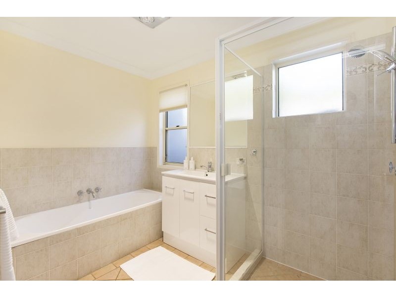 2 Glen Ct, Kenmore QLD 4069