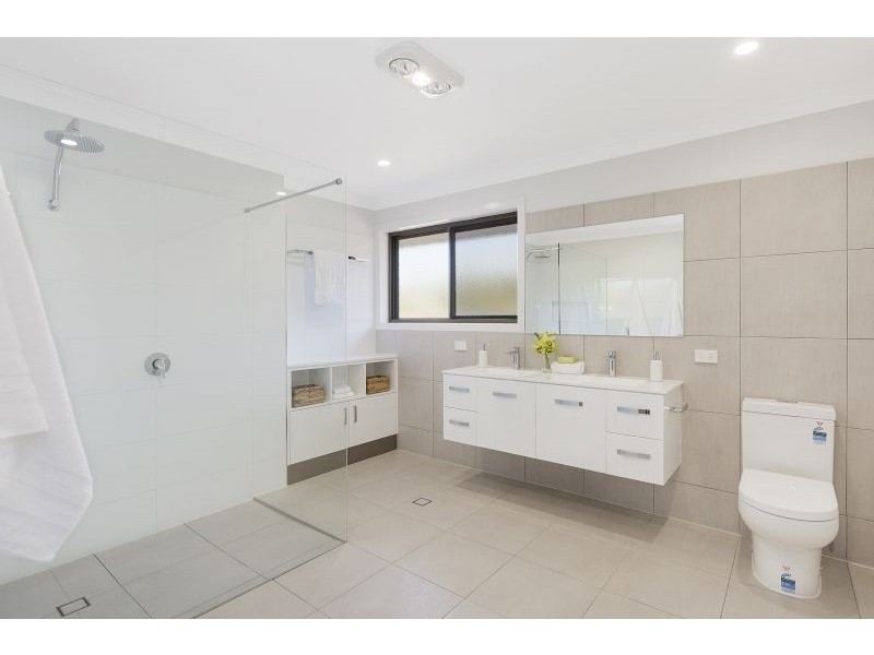 20 Peebles Pl, Chapel Hill QLD 4069