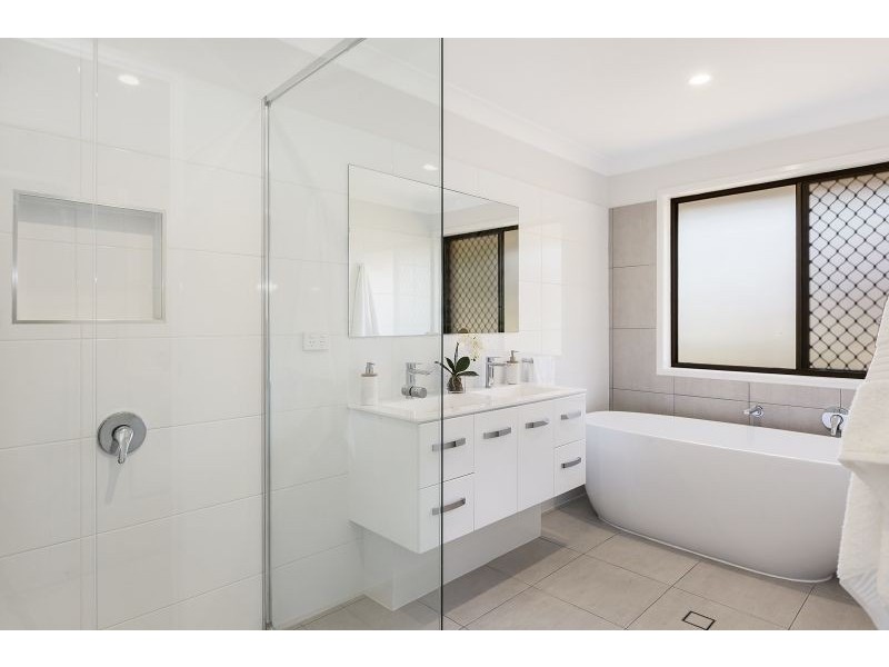 20 Peebles Pl, Chapel Hill QLD 4069