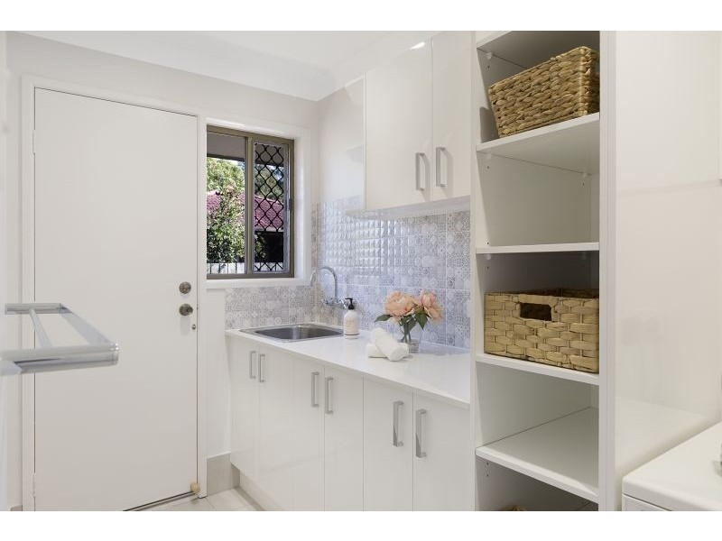20 Peebles Pl, Chapel Hill QLD 4069