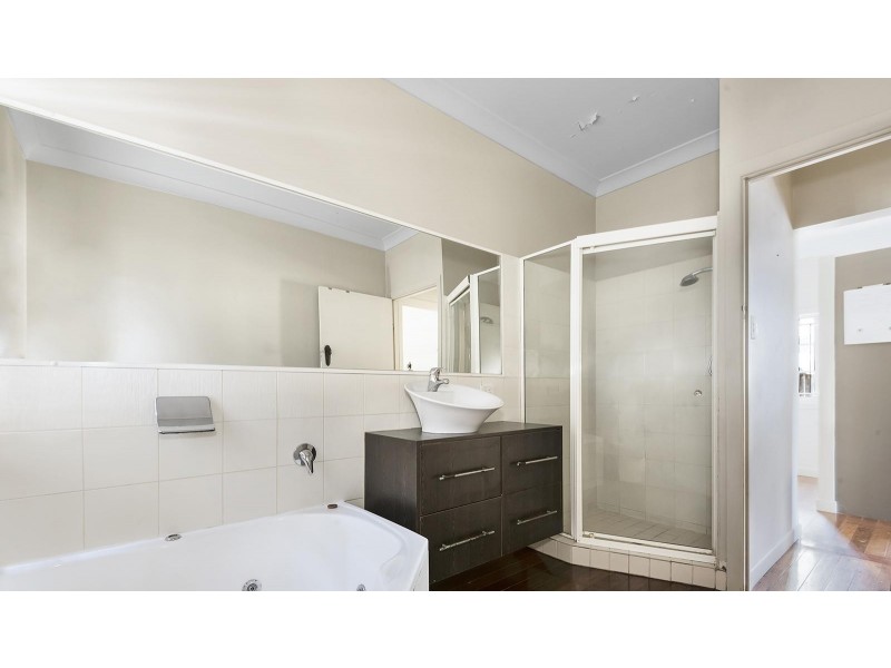 10 Newcross Street, Indooroopilly QLD 4068