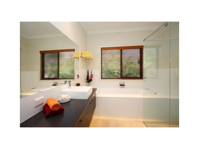 15 Amberelle Place, Chapel Hill QLD 4069