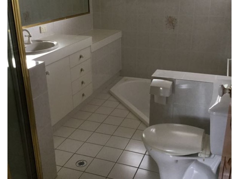 3/5 Cevn Street, Childers QLD 4660