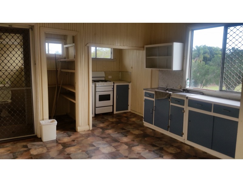 16 Lord St, Childers QLD 4660