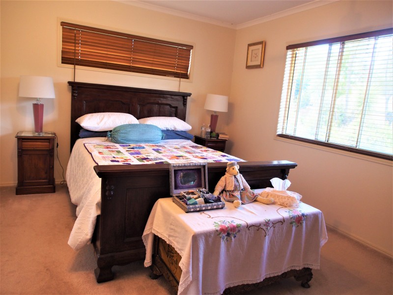 220 RAINBOWS ROAD, South Isis QLD 4660