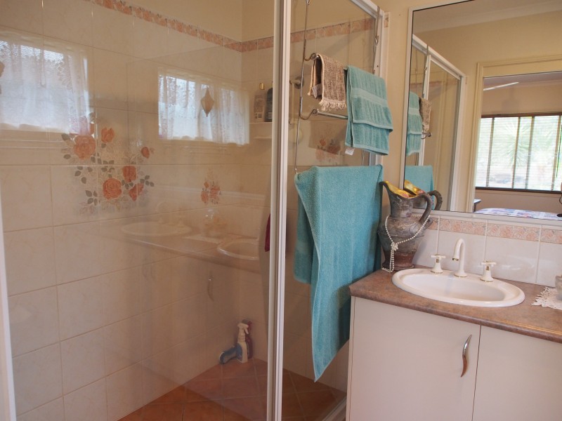 220 RAINBOWS ROAD, South Isis QLD 4660