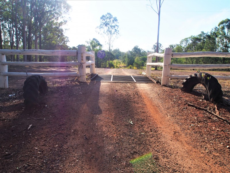 220 RAINBOWS ROAD, South Isis QLD 4660