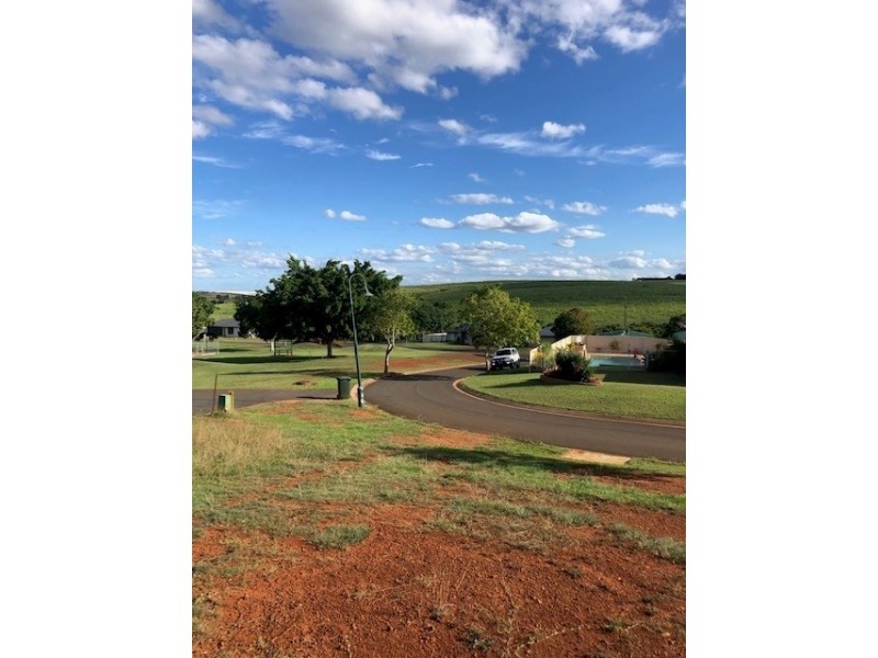 8 PIONEER AV, Childers QLD 4660