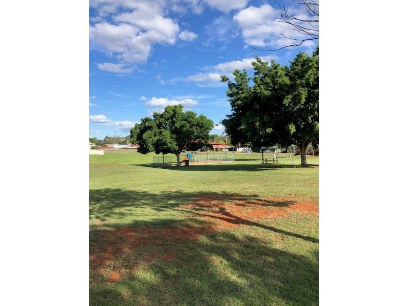 8 PIONEER AV, Childers QLD 4660