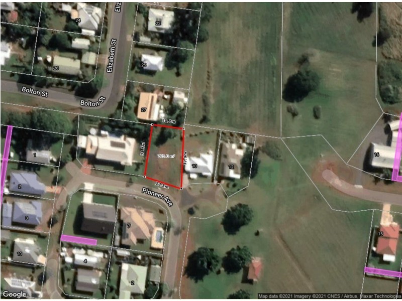 8 PIONEER AV, Childers QLD 4660
