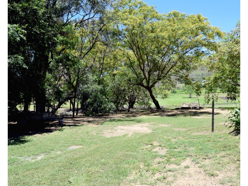 98-100 Capper Street, Gayndah QLD 4625