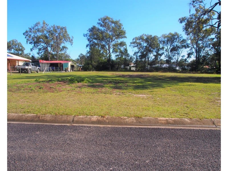 10 BURRUMBA DVE, Buxton QLD 4660