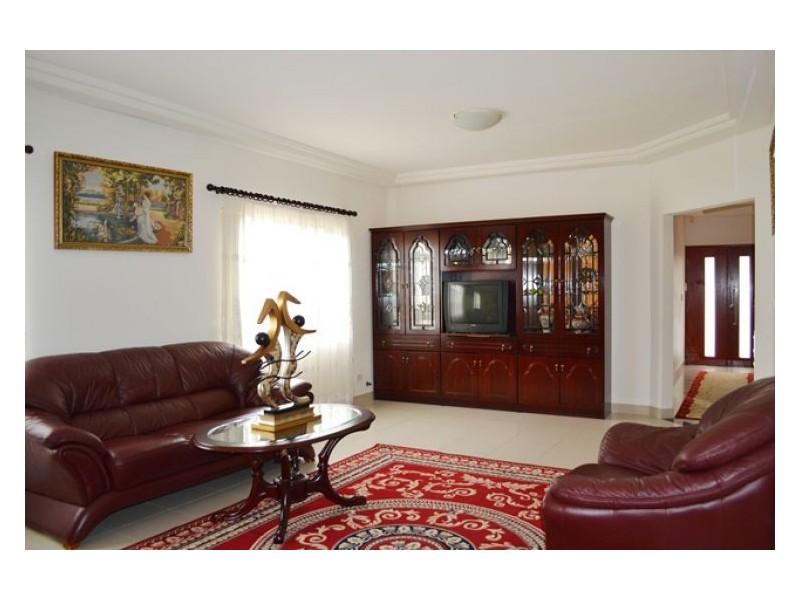 8 Strickland Rd, Guildford NSW 2161