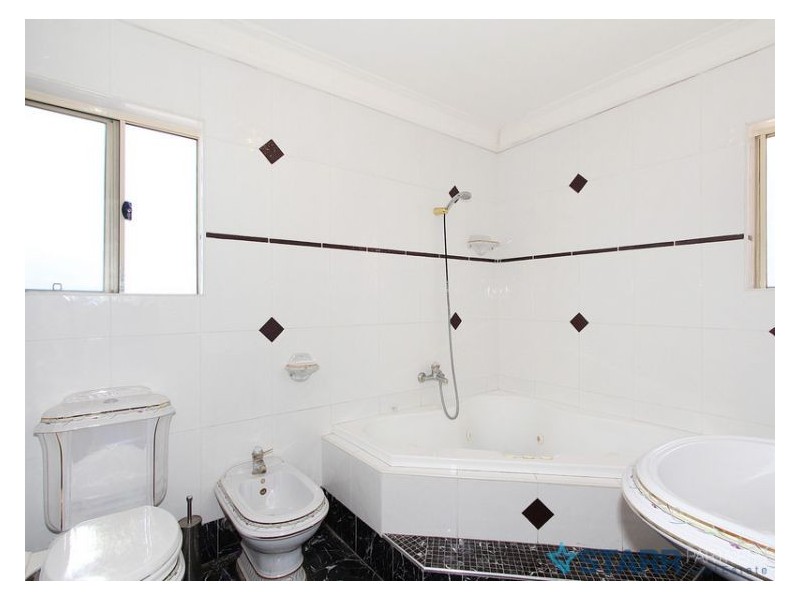 33 Chestnut Rd, Auburn NSW 2144