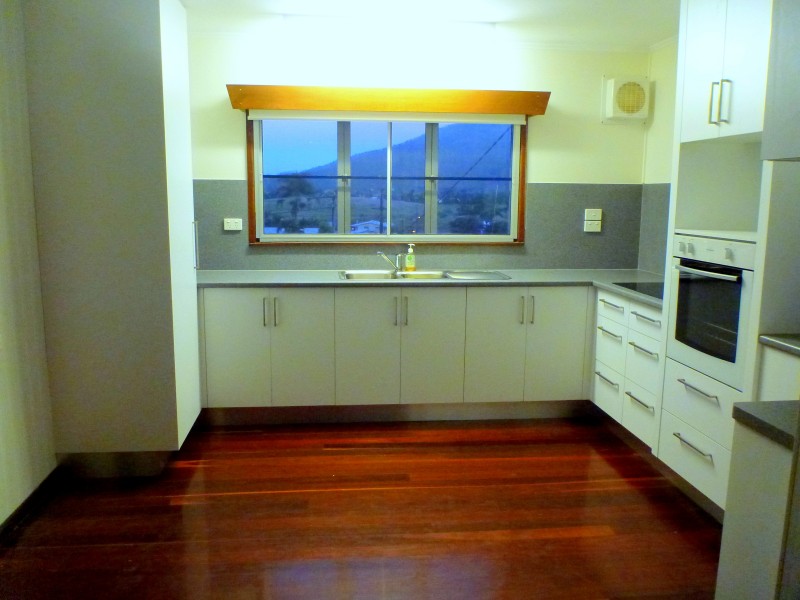 10 Hielscher Street, Tully QLD 4854