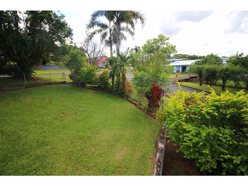 10 Hielscher Street, Tully QLD 4854