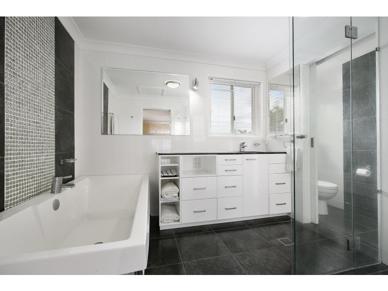 4 Moray, Highland Park QLD 4211