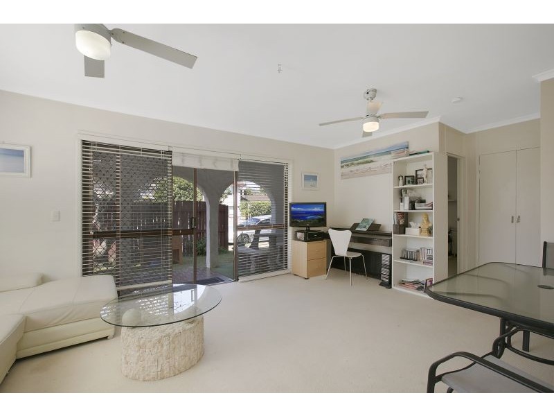 2/142 Surf Parade, Broadbeach QLD 4218