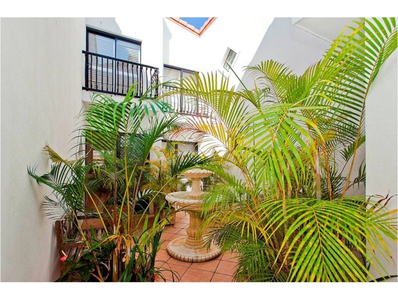 2/19 Jubilee Avenue, Broadbeach QLD 4218