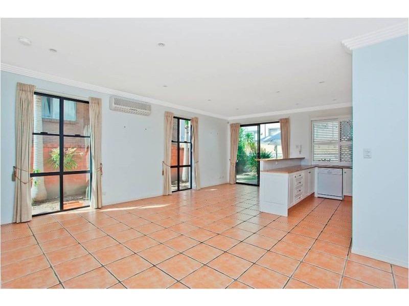 2/19 Jubilee Avenue, Broadbeach QLD 4218