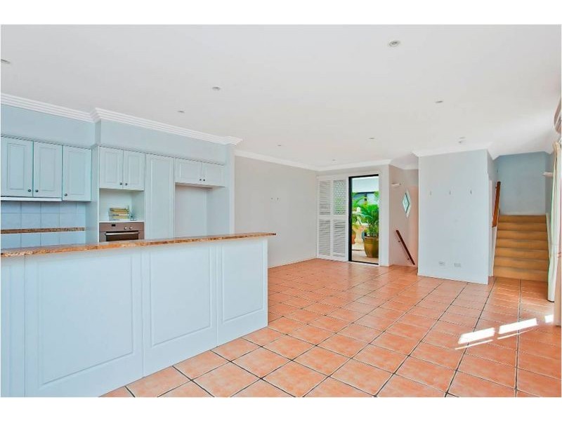 2/19 Jubilee Avenue, Broadbeach QLD 4218