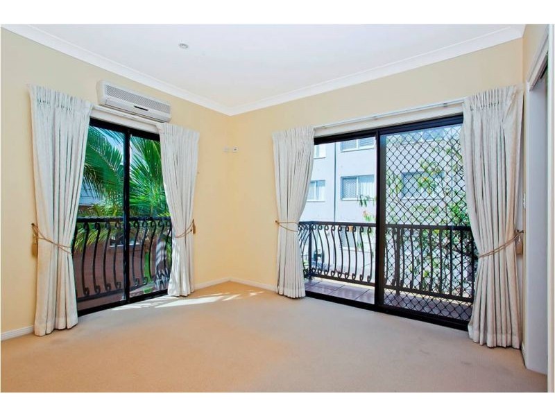 2/19 Jubilee Avenue, Broadbeach QLD 4218