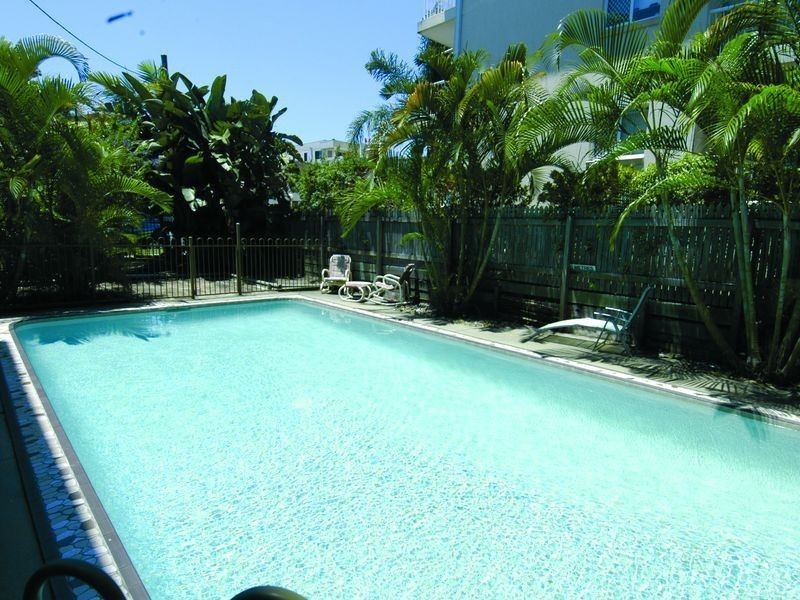 2/16 Rosewood Avenue, Broadbeach QLD 4218