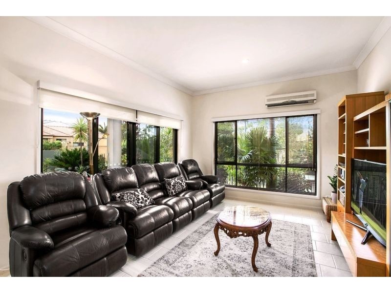 2/1 Sarah Place, Ashmore QLD 4214