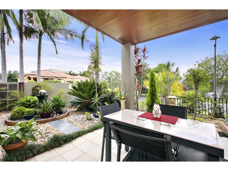 2/1 Sarah Place, Ashmore QLD 4214