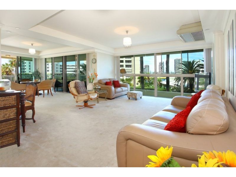 75 Brighton Parade, Southport QLD 4215