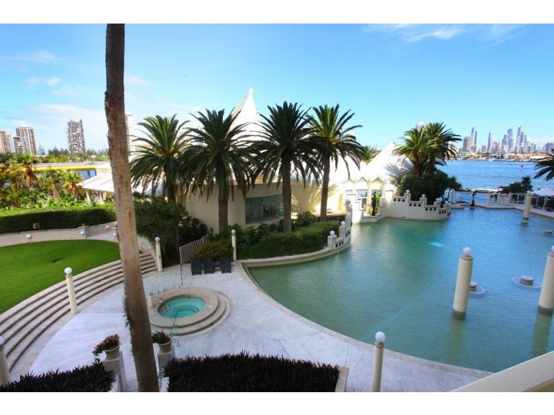 75 Brighton Parade, Southport QLD 4215