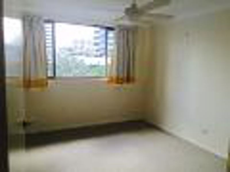 12 8 Queensland Ave, Broadbeach QLD 4218