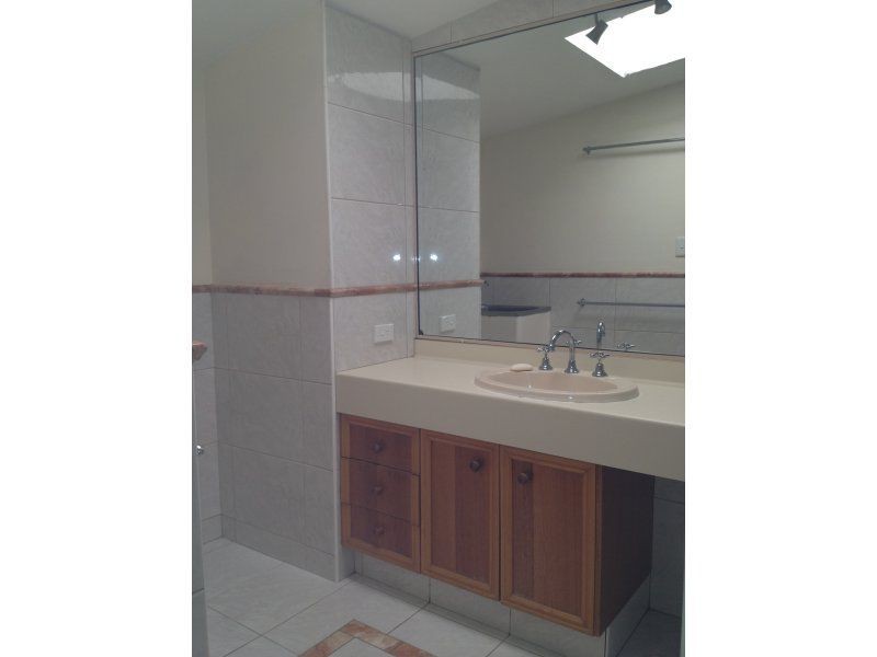 11/26 Holland Court, Broadbeach QLD 4218