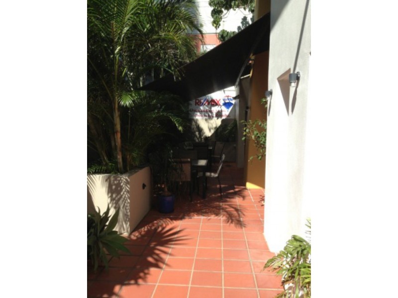 2/10 Albert Avenue, Broadbeach QLD 4218