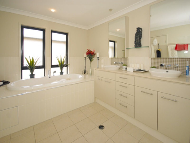 1/5 Miami Key, Broadbeach Waters QLD 4218