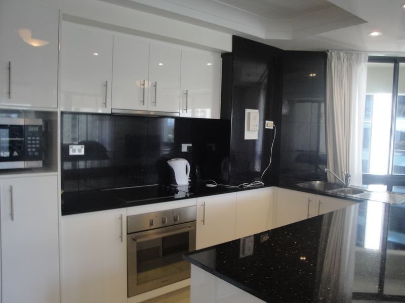 15 Victoria Avenue (Victoria Square), Broadbeach QLD 4218