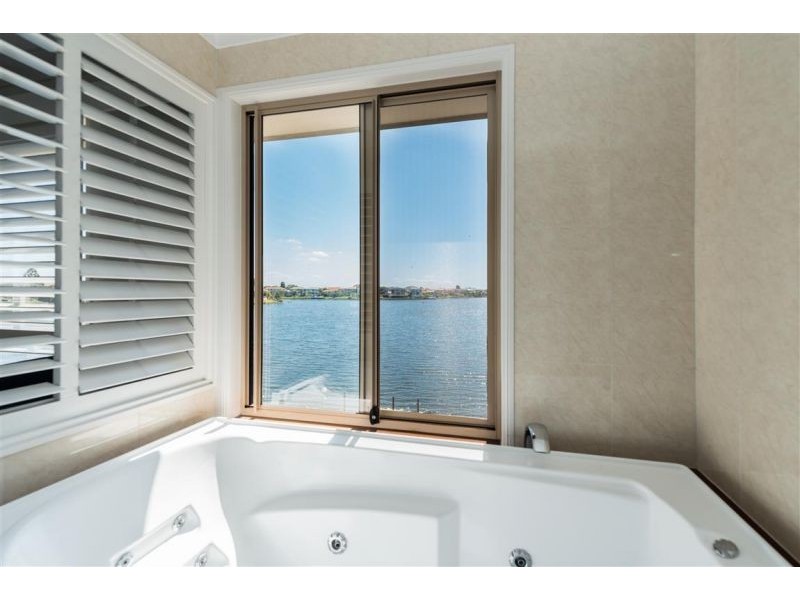 7 Clipper Boulevard, Clear Island Waters QLD 4226