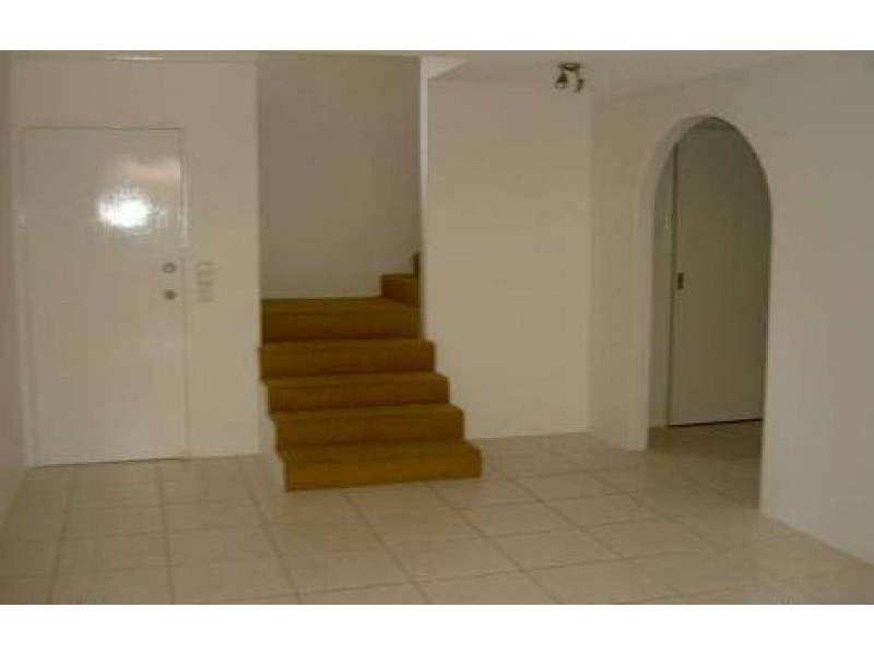 2/23 Britannia Avenue, Broadbeach QLD 4218